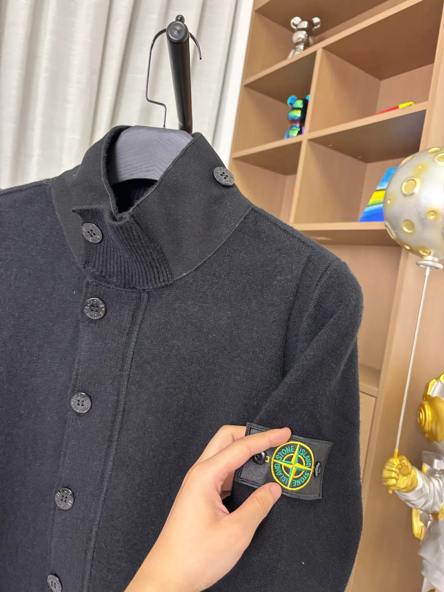 P340 Style number: DC218# Stone Island knitted woolen splicing wool cardigan jacket. The whole garment is made with high-quality machines imported from Germany. Three types of machines. Three weaving methods. The process is complex and tedious. Customized color-dyed wool➕wool stitching with high gram weight, high density and ultra-high quality. The wool is soft, delicate and skin-friendly, and feels soft and silky! The inside is a zipper design and the outside is a button design. The whole garment has nine buttons. It weighs more than 1 kilogram. Color: black. Size: S-M-L-Xl.